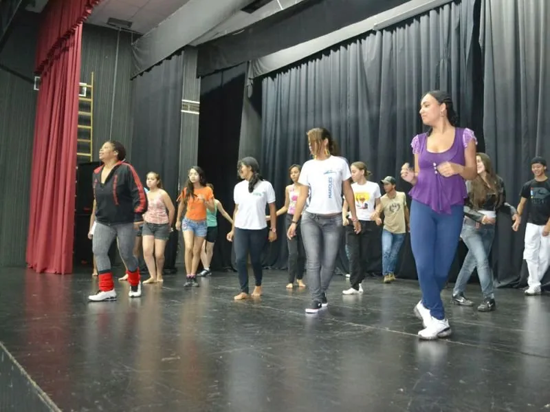 A Secretaria de Cultura, Lazer e Eventos da Prefeitura de Arapongas já está disponibilizando aulas de dança no Anfiteatro Oduvaldo Viana Filho 