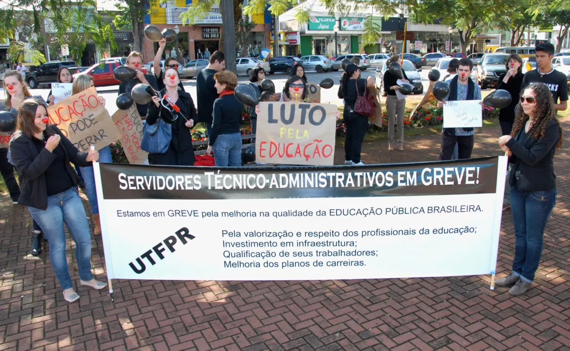  Professores, servidores e alunos da UTFPR fazem ato em Apucarana