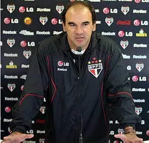  Técnico Ricardo Gomes diz que partida da Libertadores, na quarta, é prioridade do time