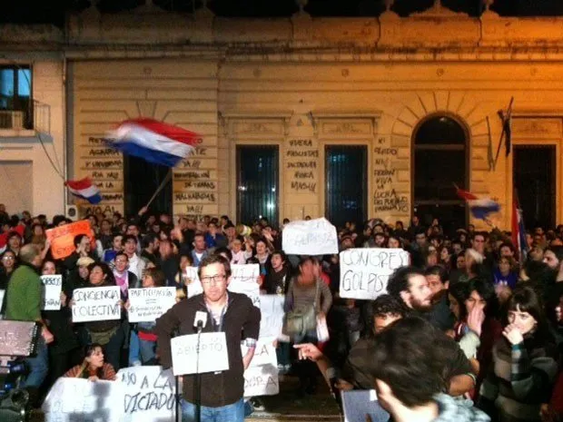 Censura à emissora estatal no Paraguai gera protestos