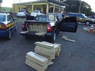 Veículo roubado é inteceptado pela PRF com 793 kg de maconha