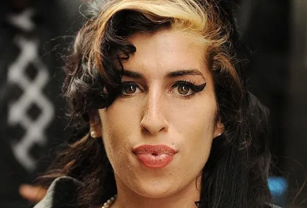 Mãe de Amy Winehouse diz que a cantora virou borboleta