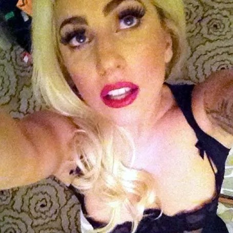 Lady Gaga posa de lingerie e polemiza ao falar de igreja