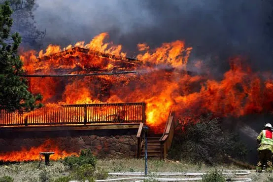  Mais de 32 mil pessoas foram obrigadas a abandonar suas casas devido ao incêndio que ameaça a cidade de Colorado Springs