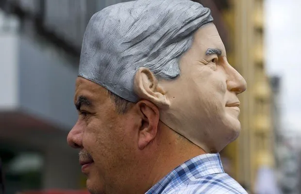 Partidário de Lopez Obrador usa máscara do candidato em comício na Cidade do México, na última quarta-feira (27) 