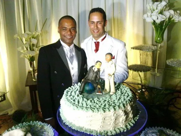 Anderson Pereira e Roberto Soares durante a festa do casamento realizado em BH