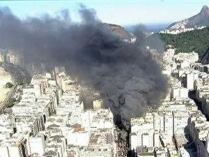  Uma espessa coluna de fumaça pôde ser vista a longa distância em Copacabana