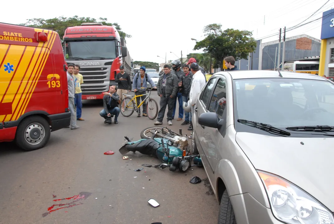 Acidente na Av. Minas Gerais envolve 3 veículos e deixa rapaz gravemente ferido
