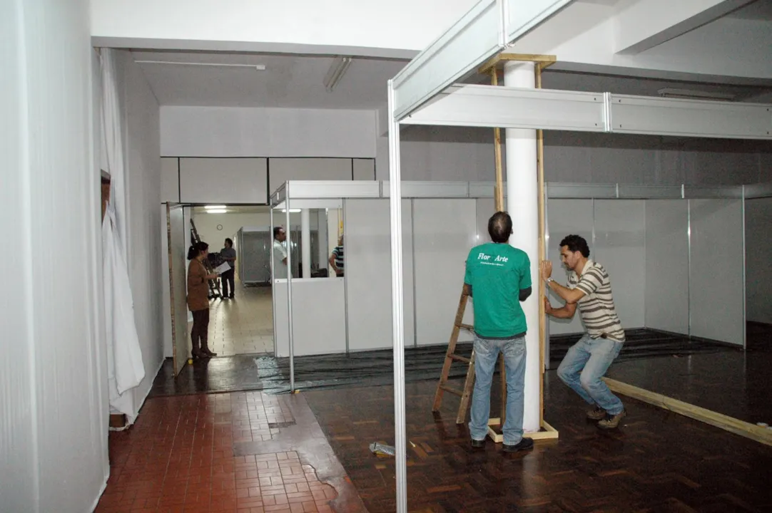  Movimentação para instalação dos estandes na ACEA, onde acontece nos dias 17 e 18 a I Rodada de Negócios da Moda Paranaense