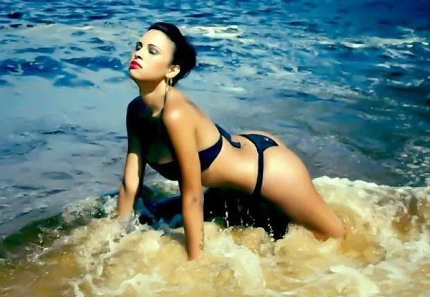 Ariadna publica foto de ensaio sexy na praia