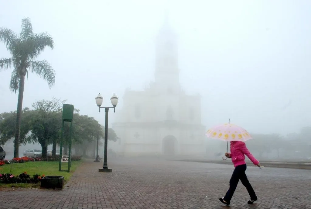  Na terça-feira (17), pode chover o dia todo, com máxima de 15º C e mínima de 10º C