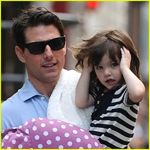 Tom Cruise vê filha pela primeira vez depois da separação