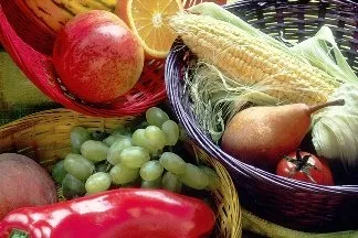  Comer frutas e verduras também pode ser uma maneira eficiente e saudável de emagrecer e manter o peso