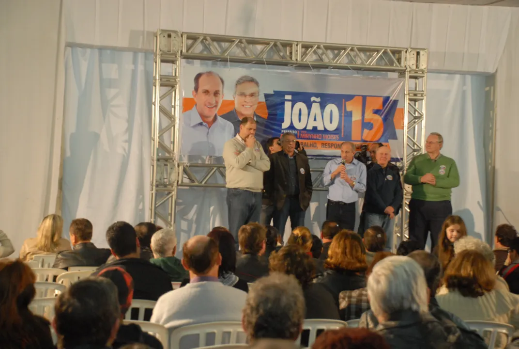 Candidato à reeleição pelo PMDB, o prefeito de Apucarana, João Carlos de Oliveira, deu a largada oficial ontem (19) à noite à campanha eleitoral no município