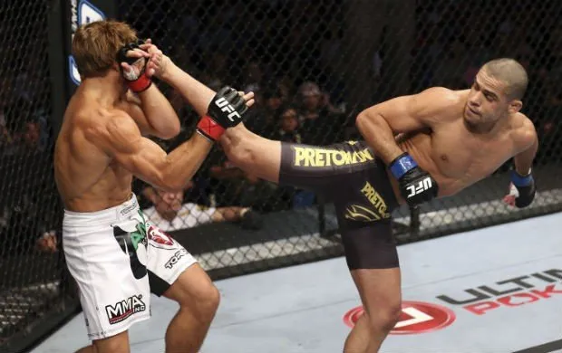 Renan Barão derrota Urijah Faber e conquista o título interino dos galos