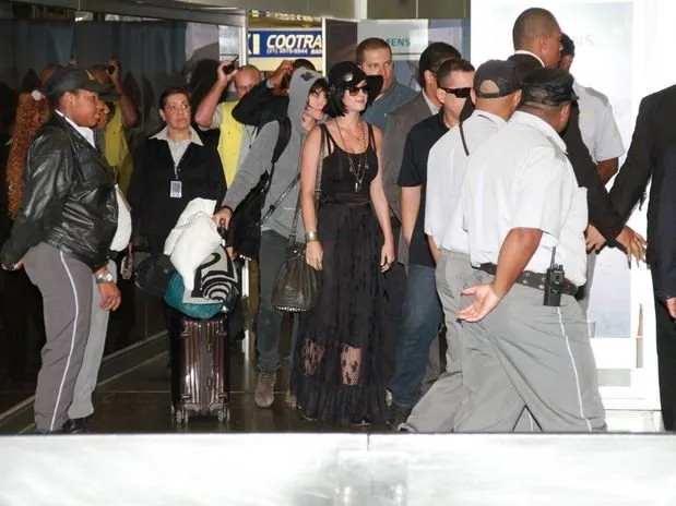 Katy Perry chega ao Brasil