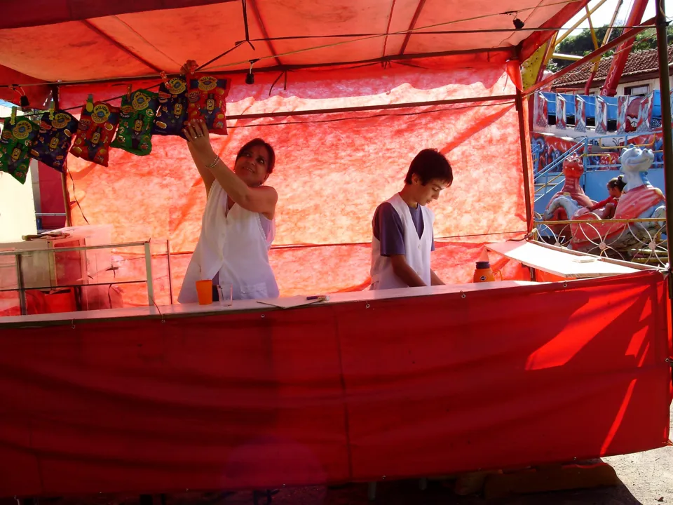 Édna Manzano e o sobrinho organizam mercadorias para venda na 6ª Festa de Santo Expedito