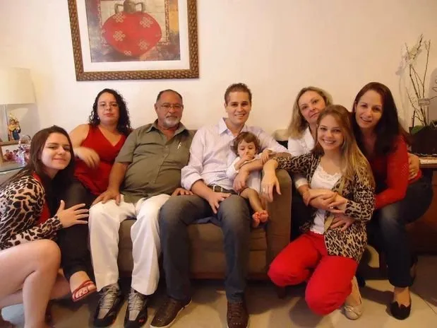 Pedro Leonardo aparece com sorridente ao lado da família