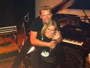 Avril Lavigne e Chad Kroeger confirmam noivado