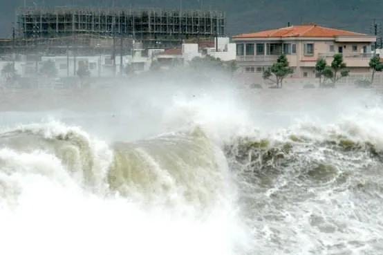Japão: Okinawa é atingida por tufão Bolaven 