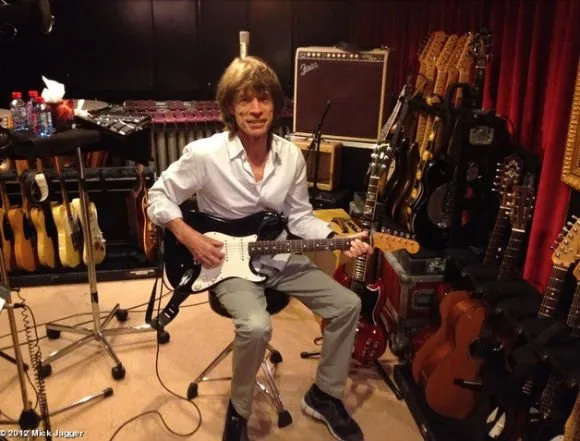  Mick Jagger divulgou em seu Twitter uma imagem onde aparece com uma guitarra no estúdio em Paris.
