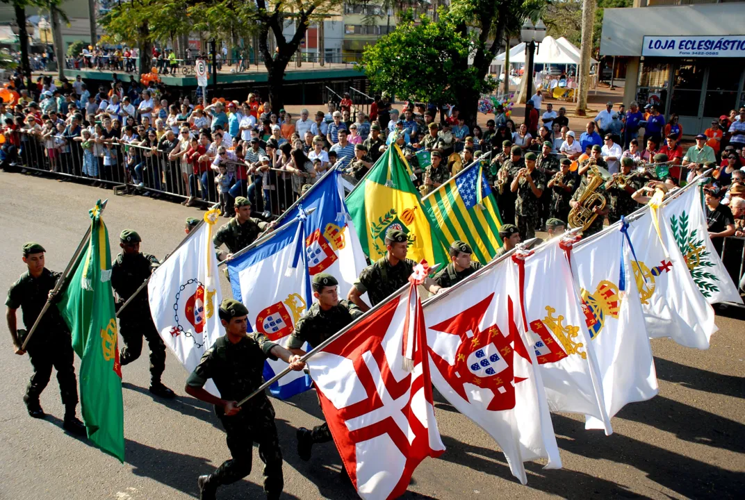 Desfile de 7 de Setembro lota o centro de Apucarana