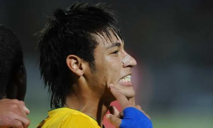 Neymar marca 3 em goleada sobre a China