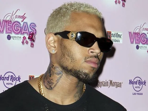 Tatuagem de Chris Brown pode ser homenagem à Rihanna