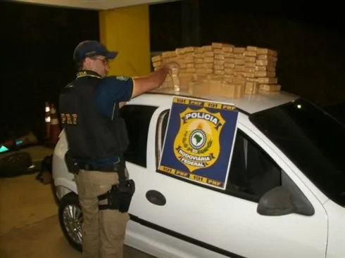 Agentes da PRF apreendem 71,7 kg de maconha em Mauá da Serra - Divulgação/PRF
