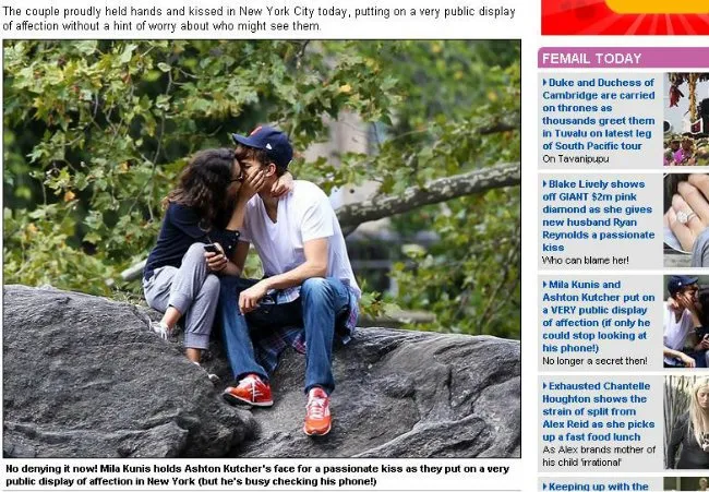 Ashton Kutcher e Mila Kunis se beijam em público