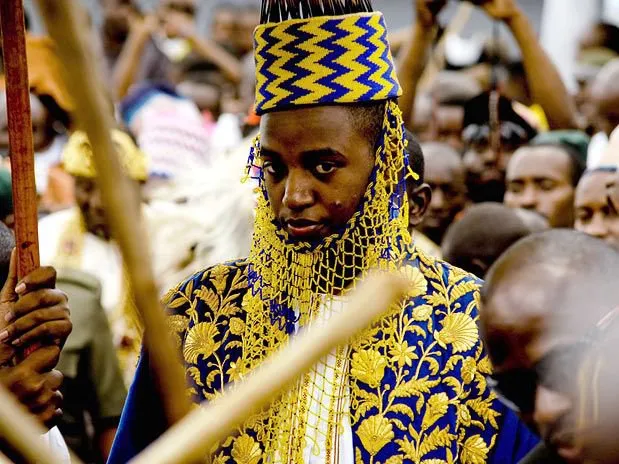  Oyo Nyimba Kabamba Iguru Rukidi IV é coroado após completar 18 anos