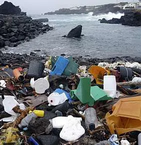  Lixo acumulado em praia do arquipélago de Açores, no oceano Atlântico