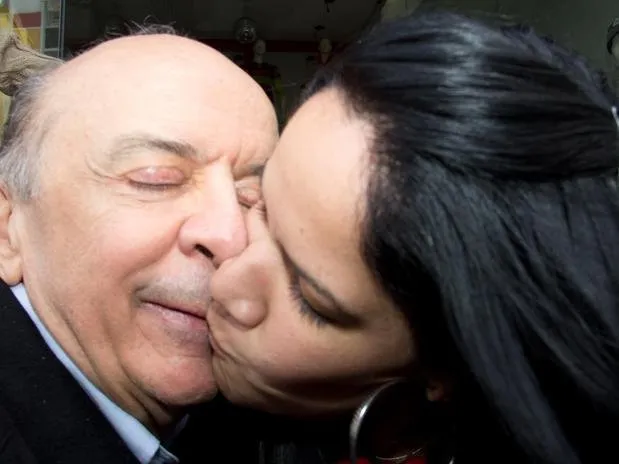 Serra ganha beijo na boca durante campanha em São Paulo