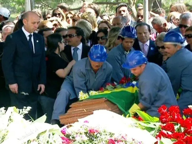Corpo de Hebe Cmargo é enterrado em SP 