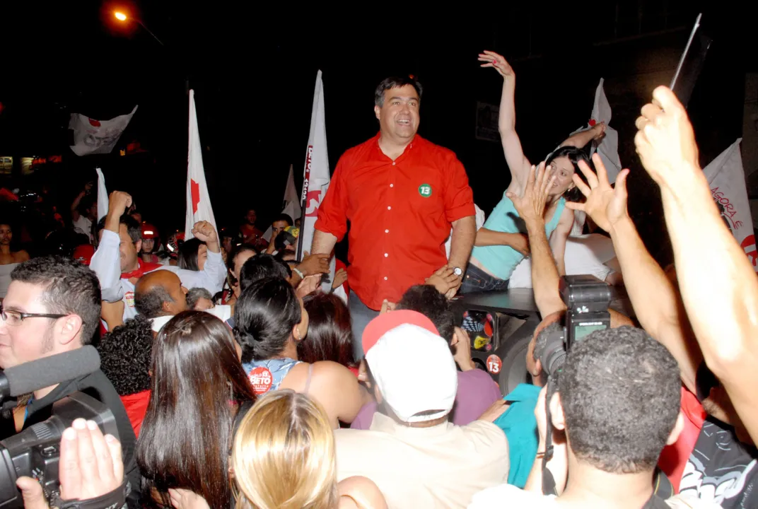  Multidão com bandeiras coloriu a praça Rui Barbosa 