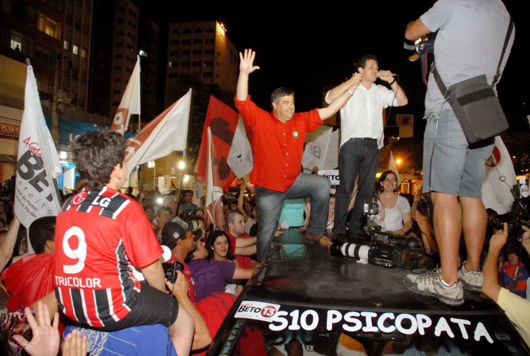  Multidão com bandeiras coloriu a praça Rui Barbosa