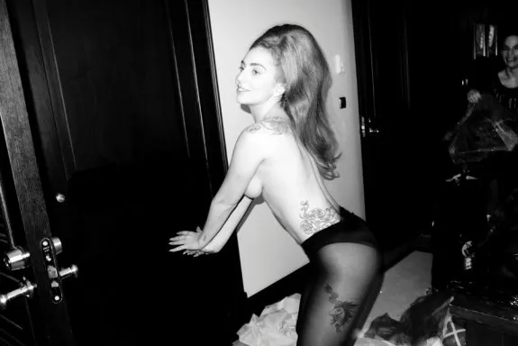 Lady Gaga diz que seu perfume lembra 'cheiro de sexo'