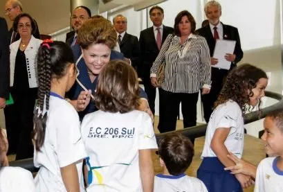 Dilma diz que pais devem incentivar filhos a ler e escrever