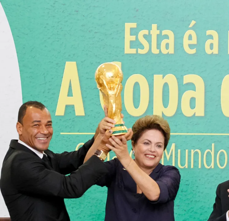 Dilma ergue a taça da Copa e diz que país preservará direito 