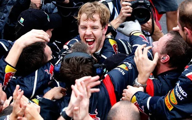 Vettel chega em sexto no Brasil e é tricampeão da F1