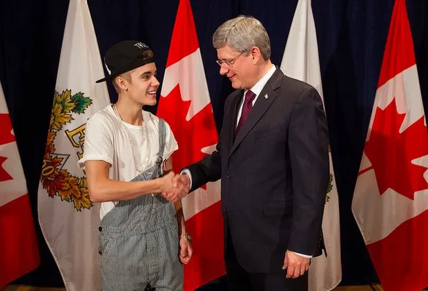 De macacão e boné, Justin Bieber recebe medalha no Canadá