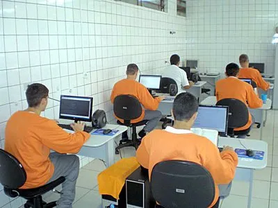 Na foto,detentos da Penitenciária Estadual de Maringá produzem material didático para pessoas com deficiência visual.Foto:SEJU 