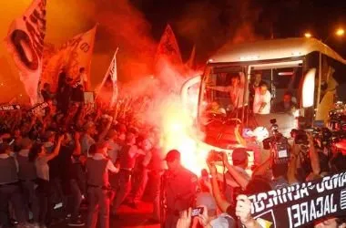 Torcida Corinthians cerca o ônibus da equipe (Foto: Gustavo Tilio / Globoesporte.com) 