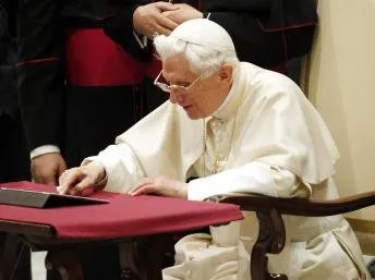 "Abençoo a todos", diz papa Bento 16 em seu primeiro tuíte