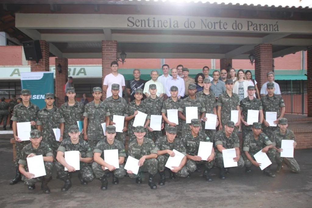 Os 24 soldados do 30º. BIMTz que se formaram em marcenaria receberam certificados de conclusão do curso