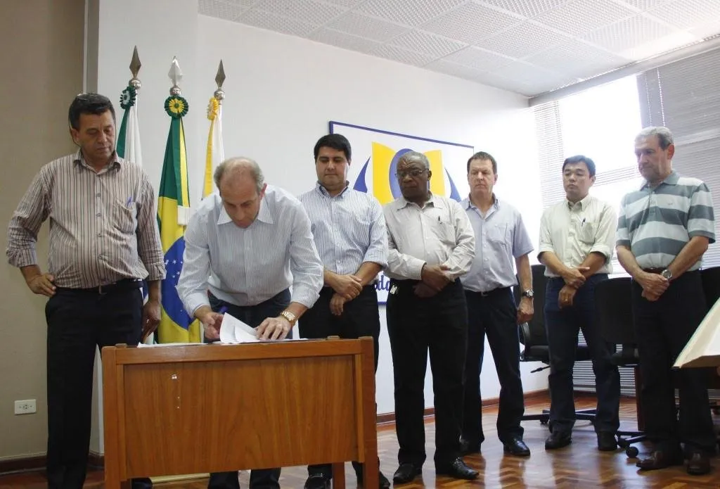  Prefeito João Carlos de Oliveira (PMDB), sancionou a lei em ato no gabinete municipal,