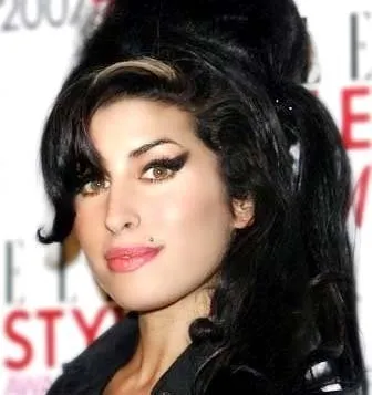 Amy Winehouse morreu por abuso de álcool, confirma juiz