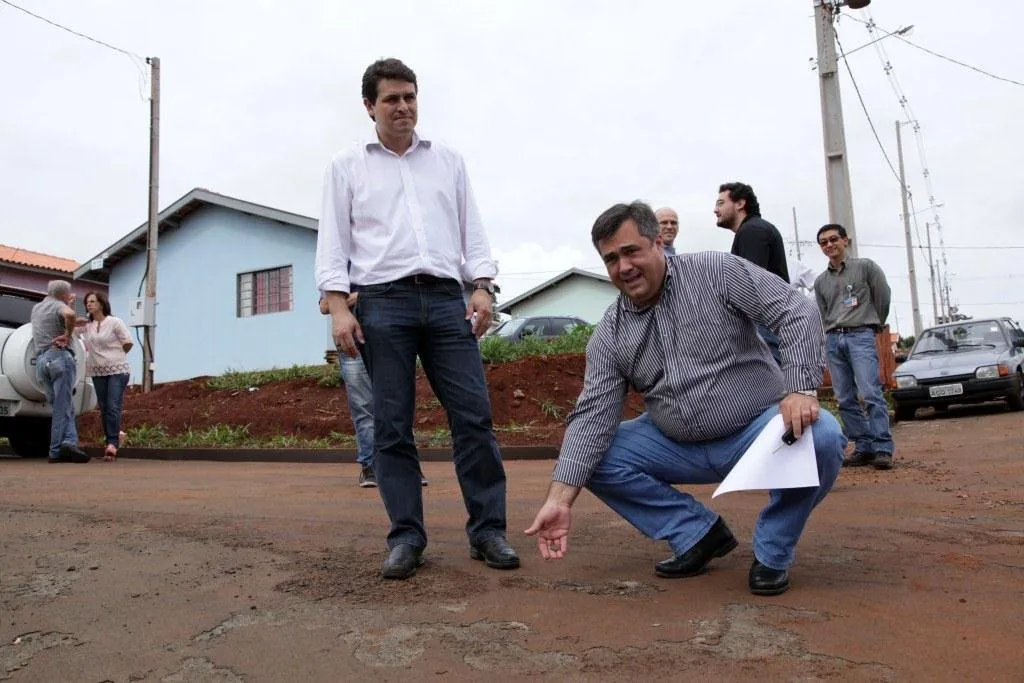 Beto Preto determina notificação de construtora  por asfalto deteriorado 