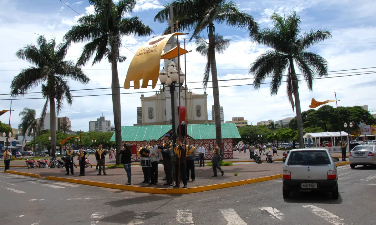 Caravana da Família atrai atenção de populares no centro de Apucarana