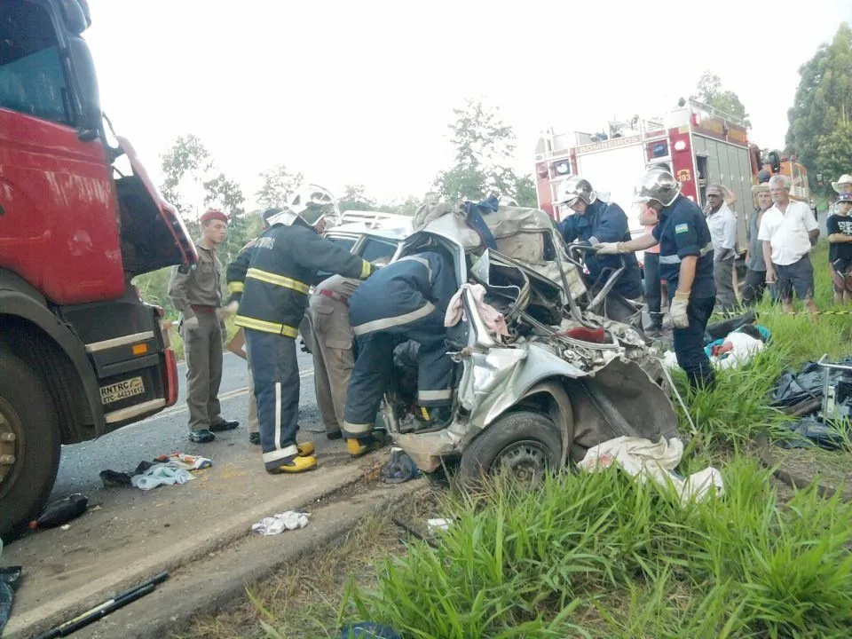 Acidente entre caminhão e carro deixa um morto em Cândido de Abreu